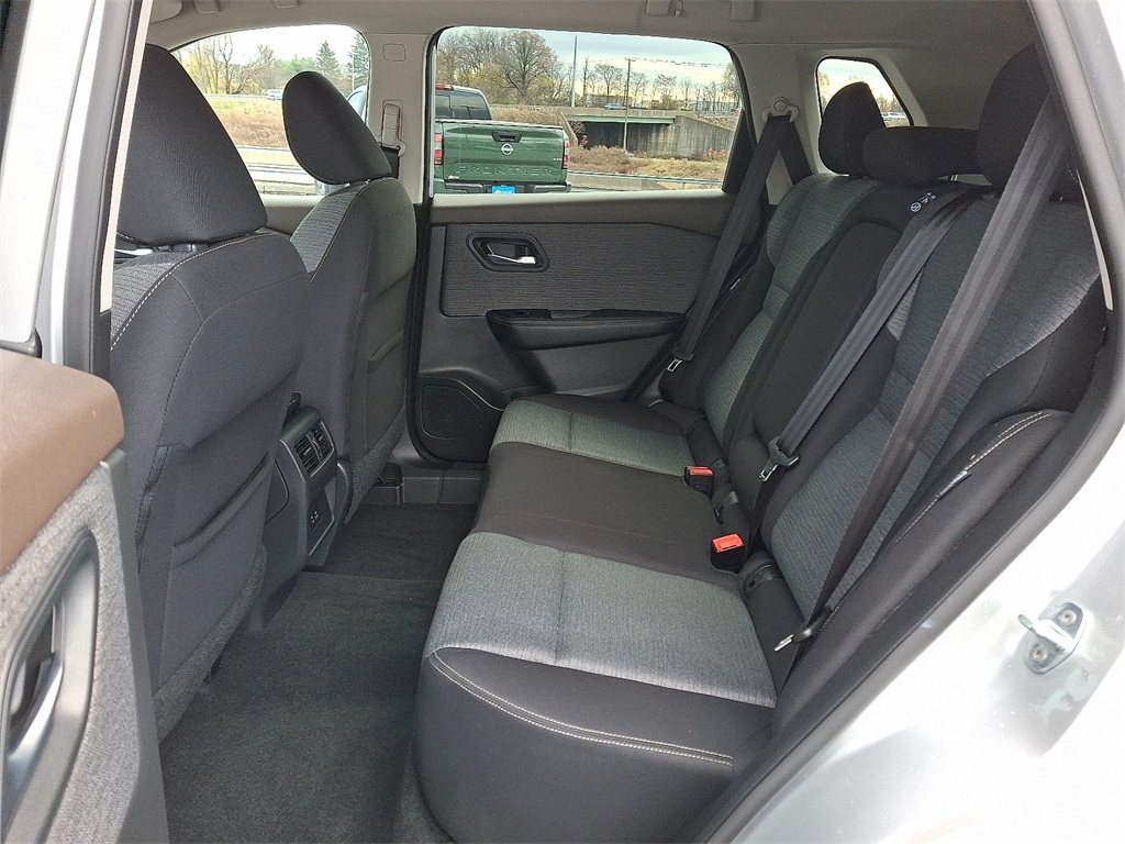 2022 Nissan Rogue SV - Photo 11