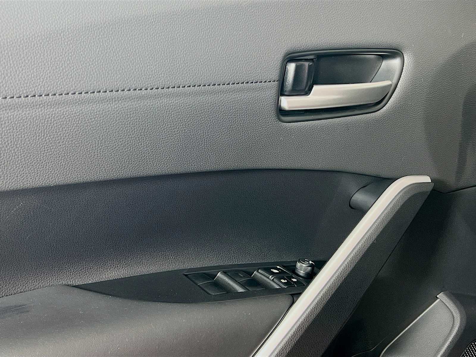 2026 Toyota Corolla Cross XLE - Photo 16