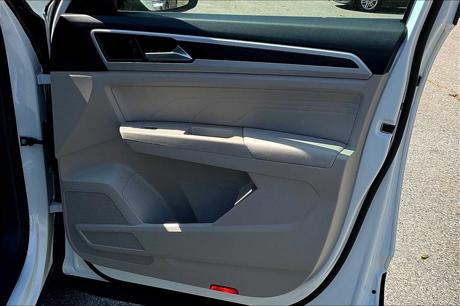 2021 Volkswagen Atlas 3.6L V6 SE w/Technology - Photo 12