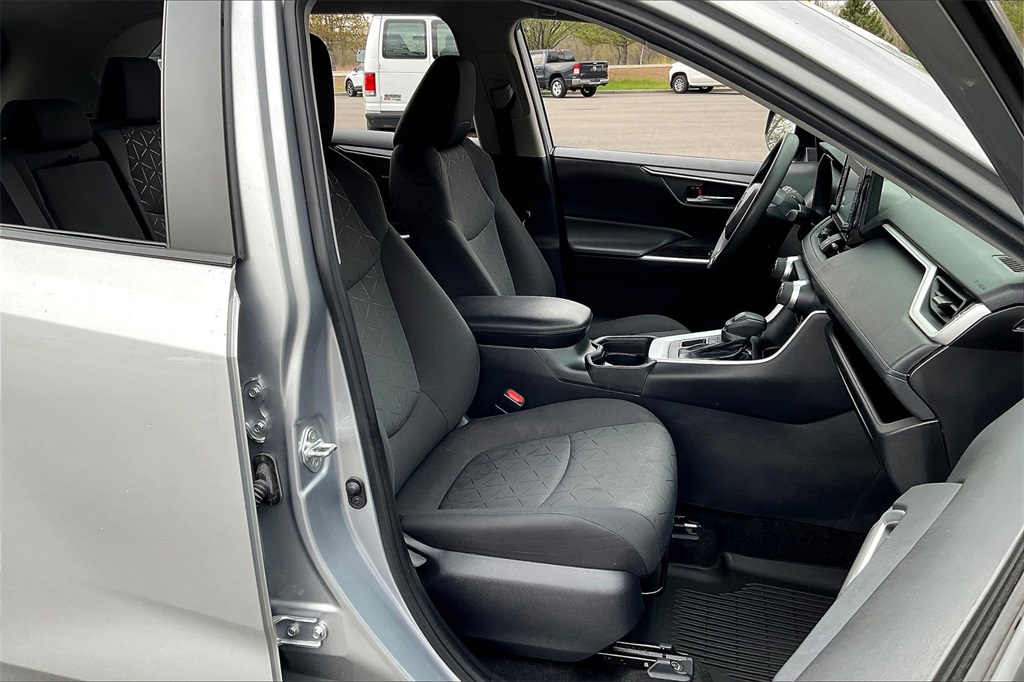 2021 Toyota RAV4 XLE - Photo 11