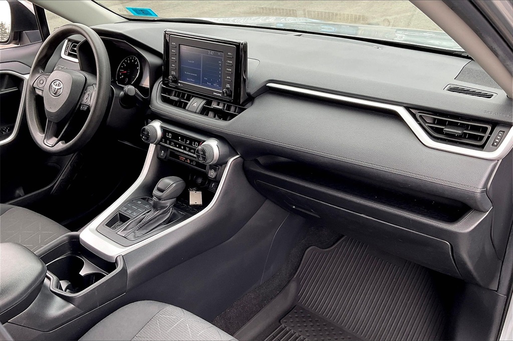 2021 Toyota RAV4 XLE - Photo 13