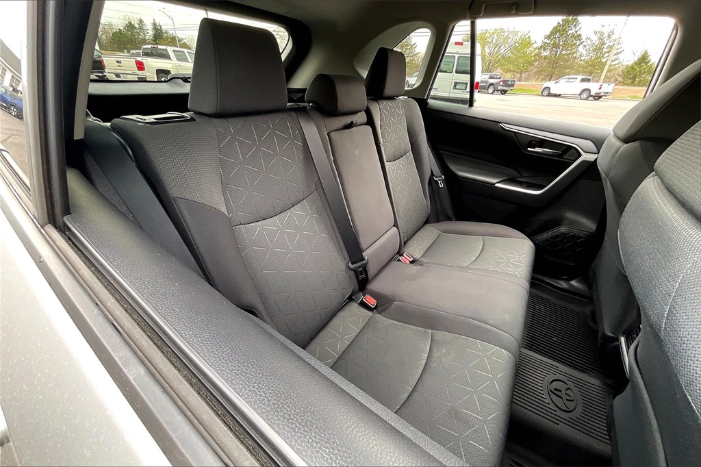2021 Toyota RAV4 XLE - Photo 18