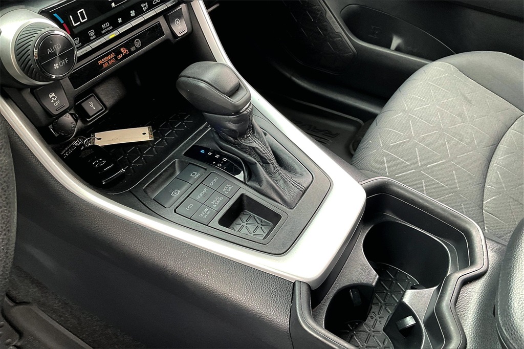 2021 Toyota RAV4 XLE - Photo 19