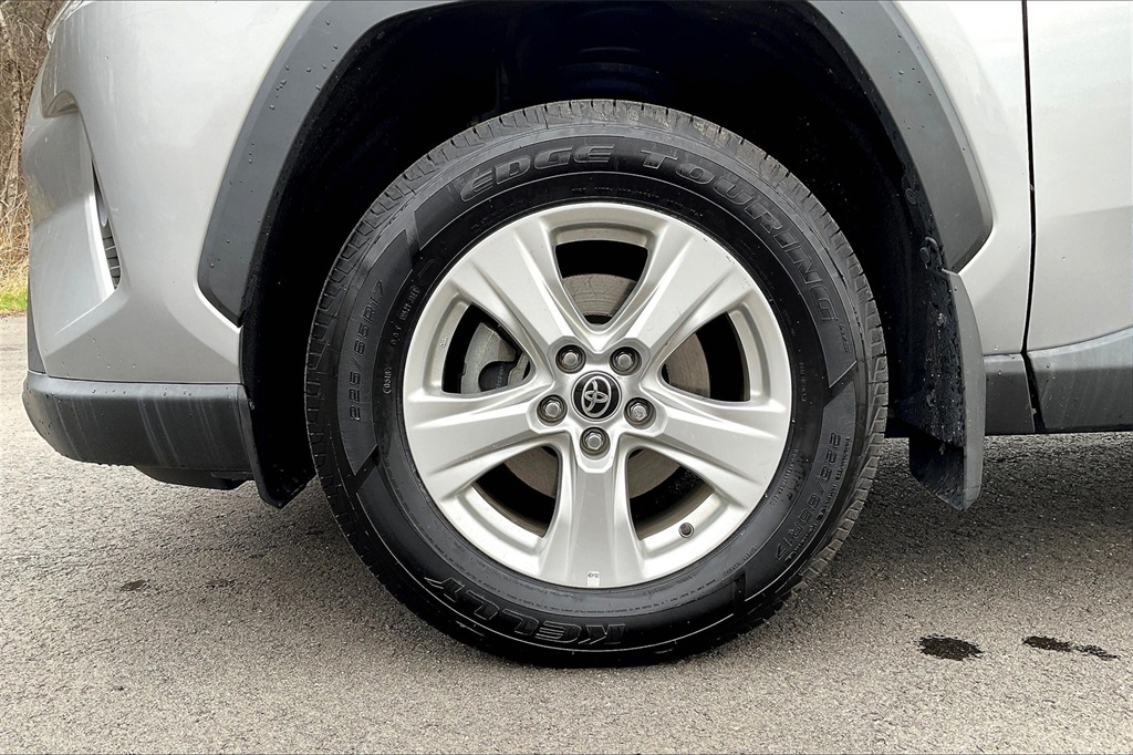2021 Toyota RAV4 XLE - Photo 21