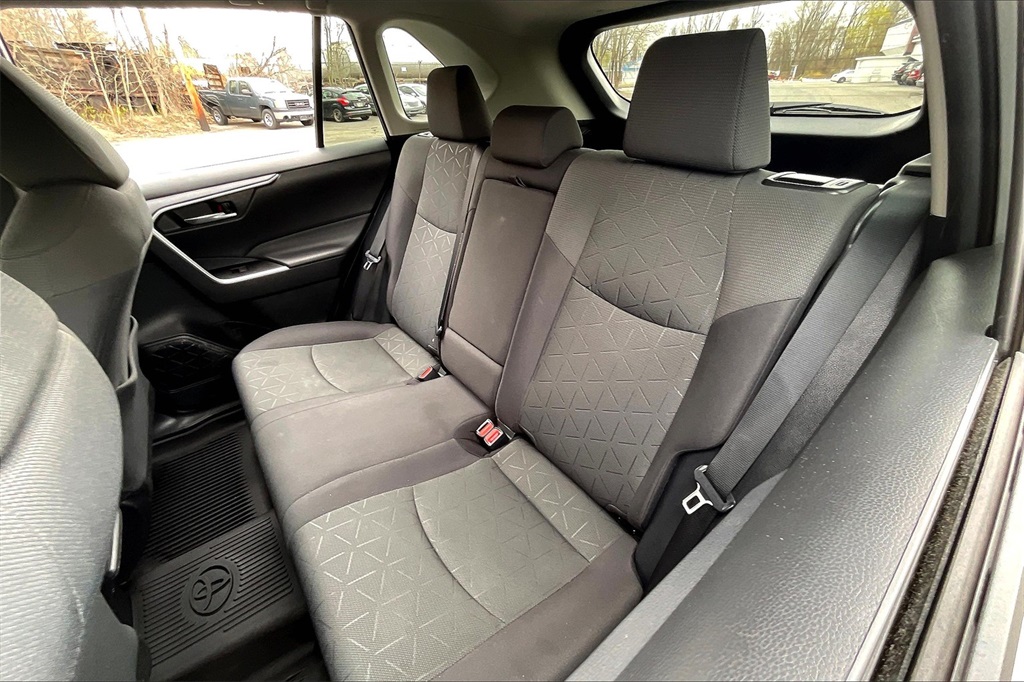 2021 Toyota RAV4 XLE - Photo 24
