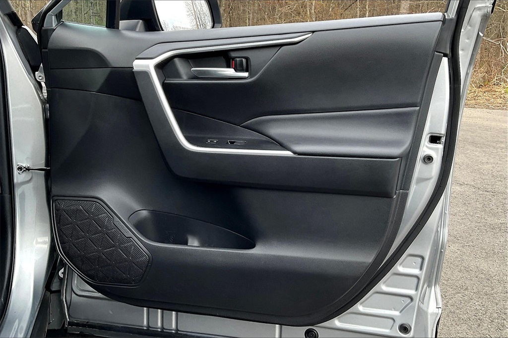2021 Toyota RAV4 XLE - Photo 25