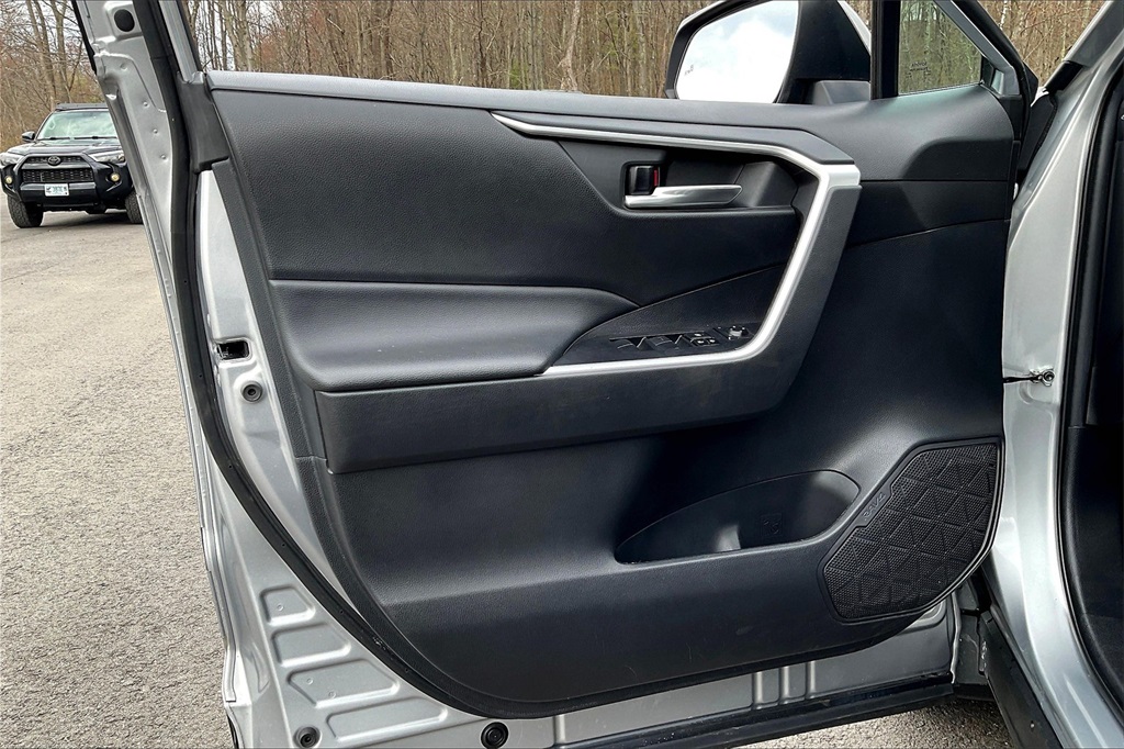 2021 Toyota RAV4 XLE - Photo 9