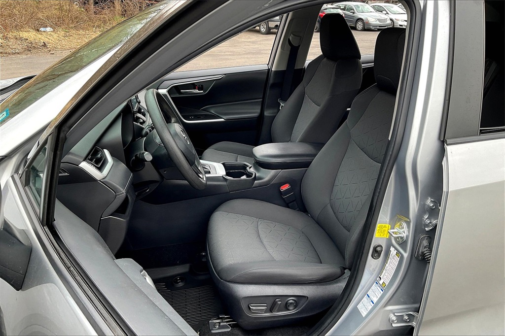 2021 Toyota RAV4 XLE - Photo 10