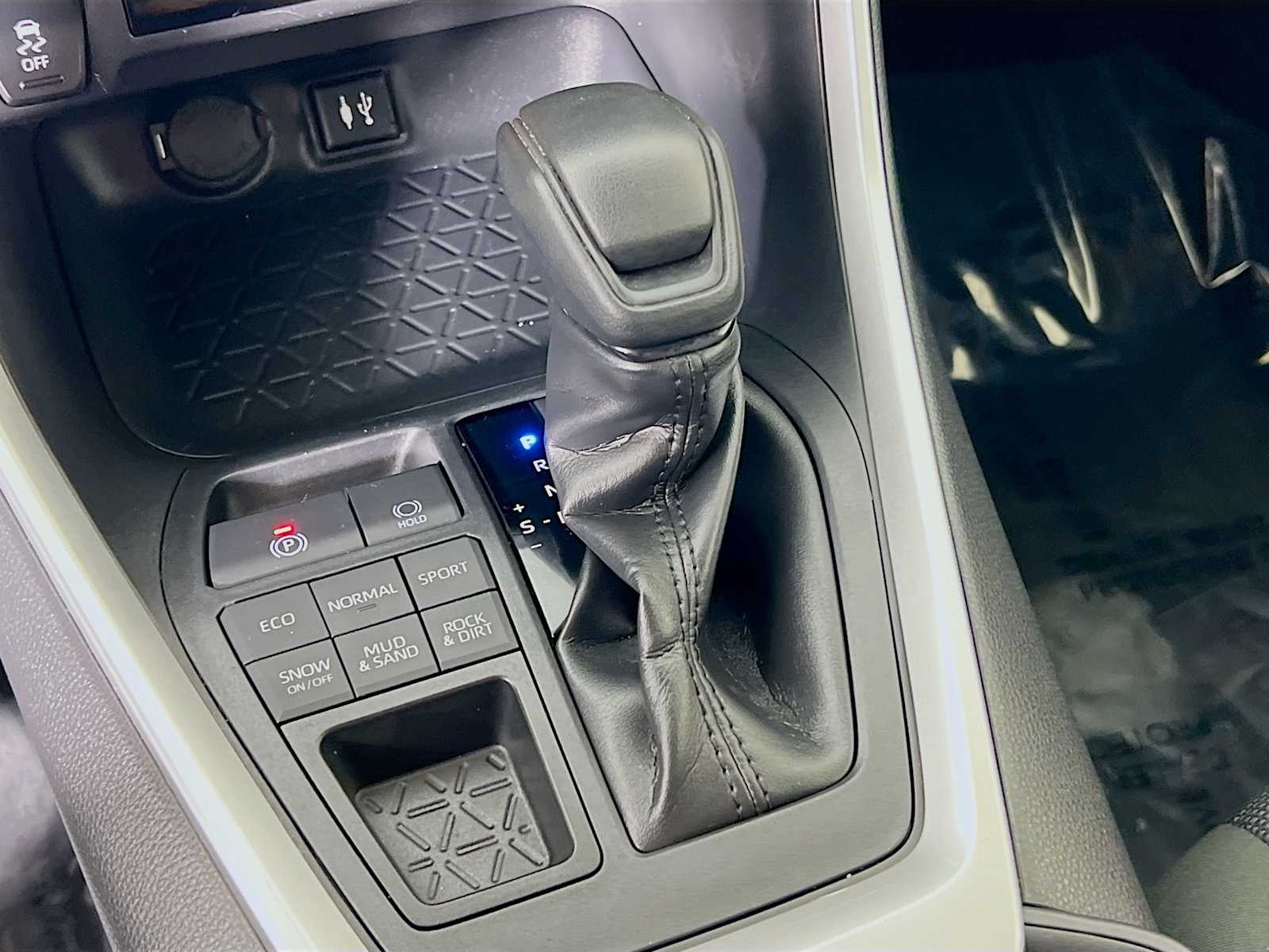 2019 Toyota RAV4 LE - Photo 16