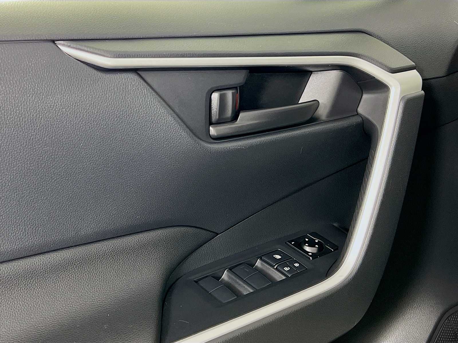 2019 Toyota RAV4 LE - Photo 17