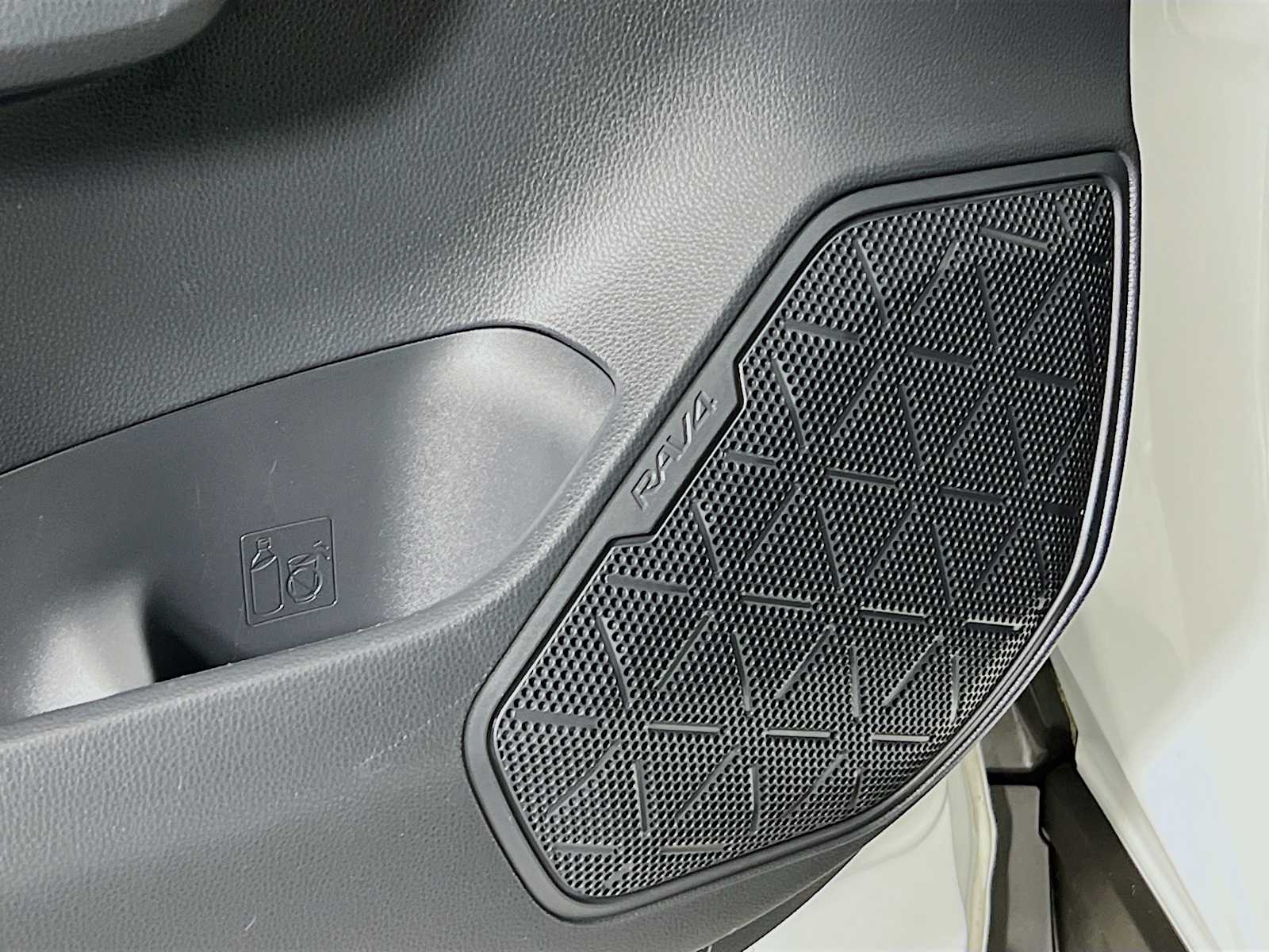 2019 Toyota RAV4 LE - Photo 18