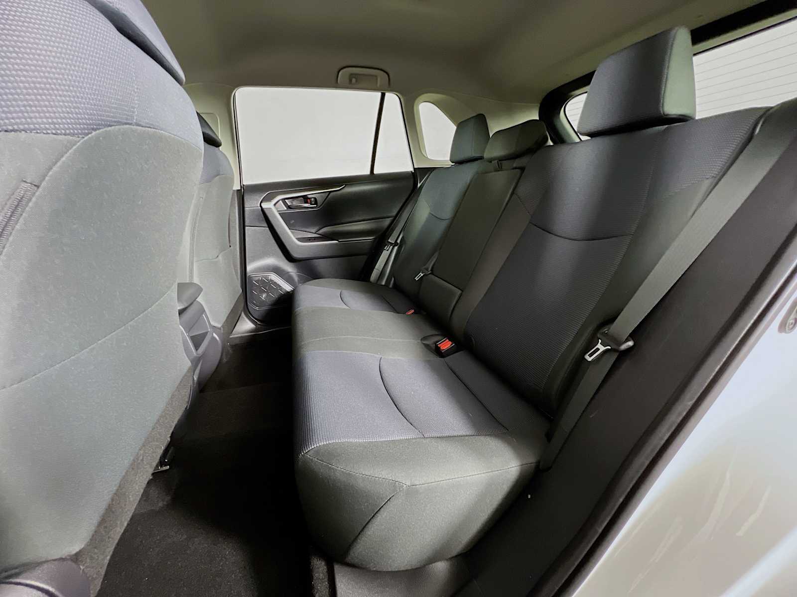 2019 Toyota RAV4 LE - Photo 23