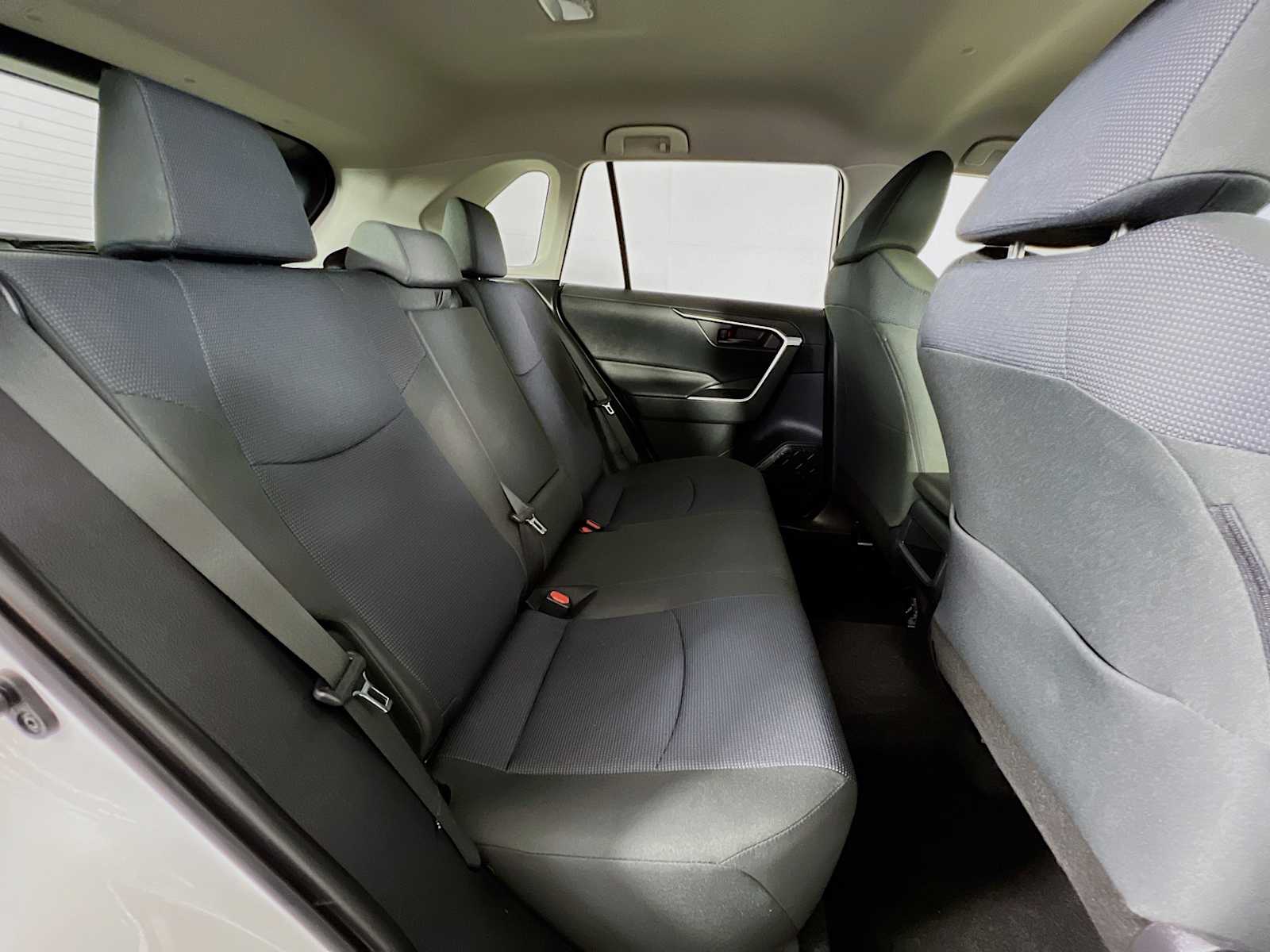2019 Toyota RAV4 LE - Photo 25