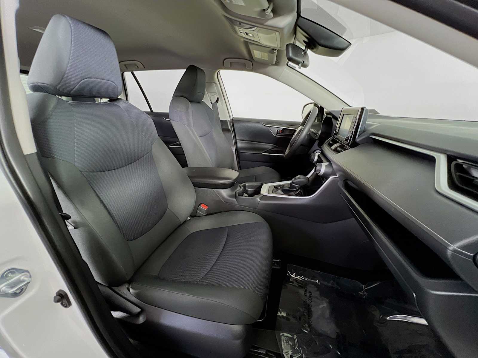 2019 Toyota RAV4 LE - Photo 26