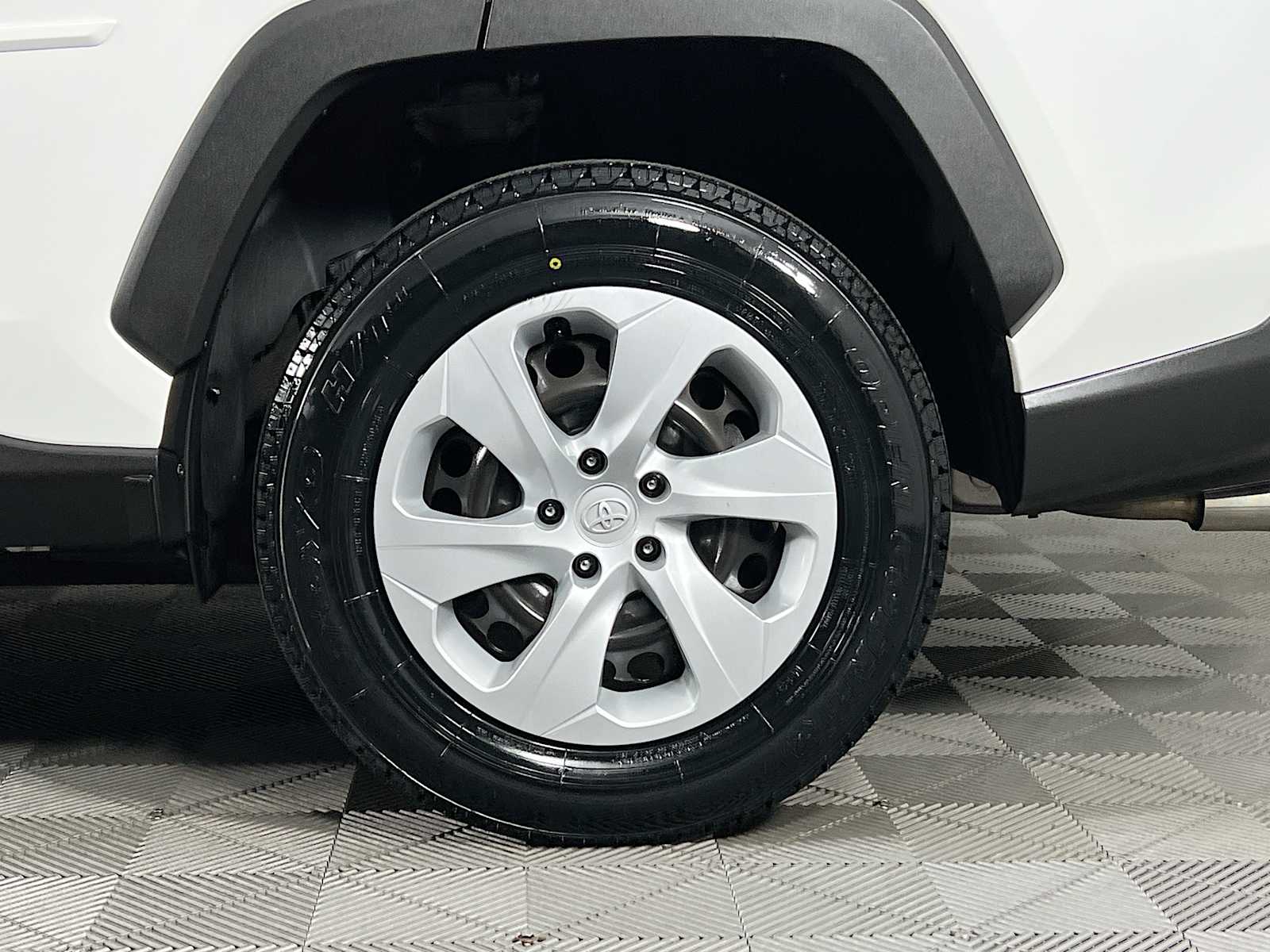 2019 Toyota RAV4 LE - Photo 29