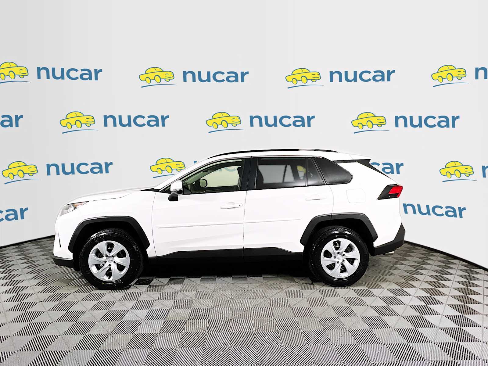 2019 Toyota RAV4 LE - Photo 4