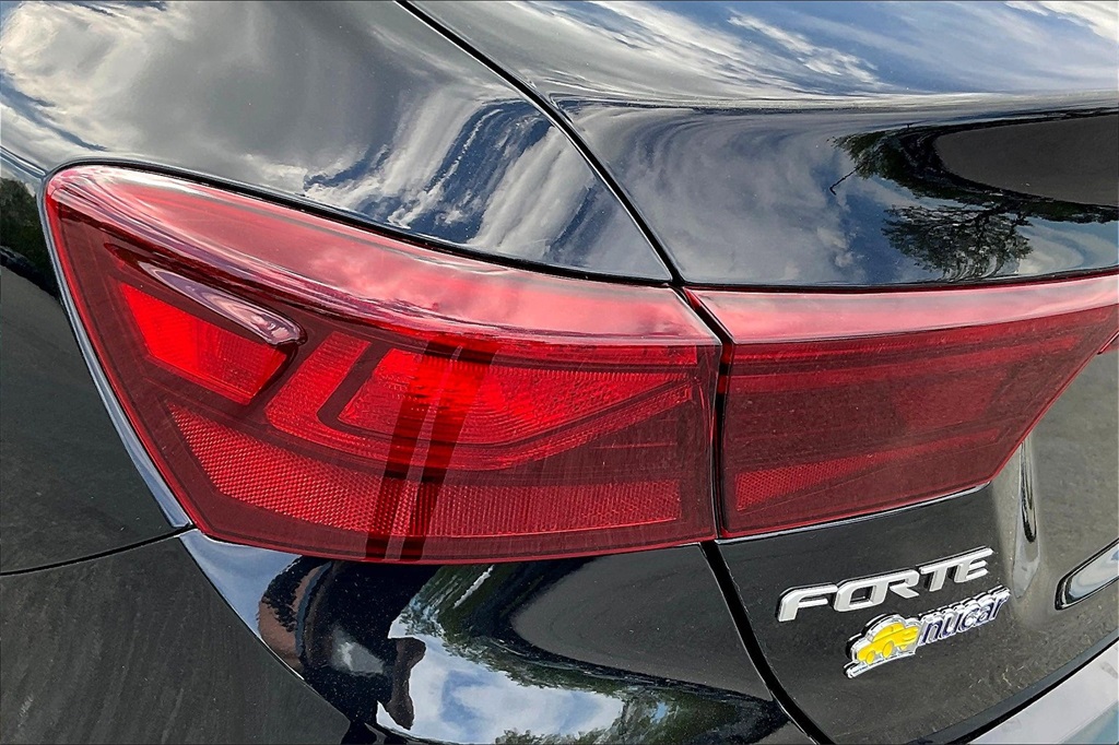 2022 Kia Forte LXS - Photo 28
