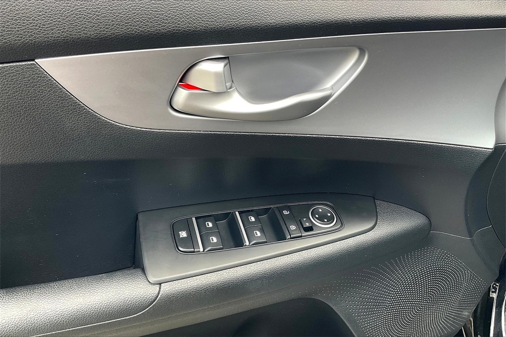 2022 Kia Forte LXS - Photo 33