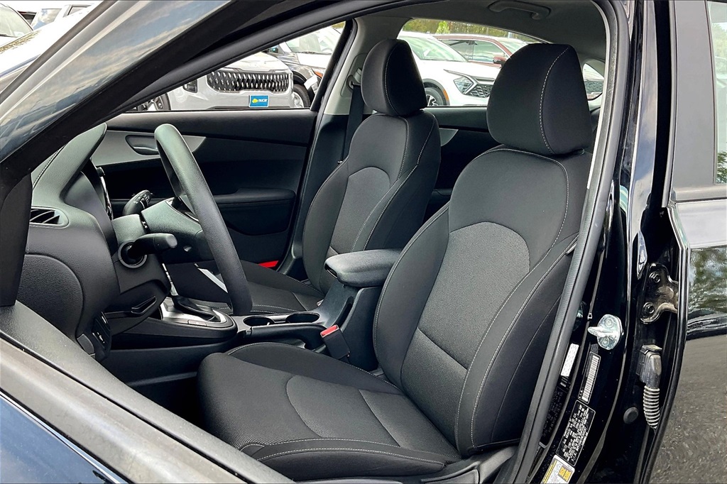 2022 Kia Forte LXS - Photo 9