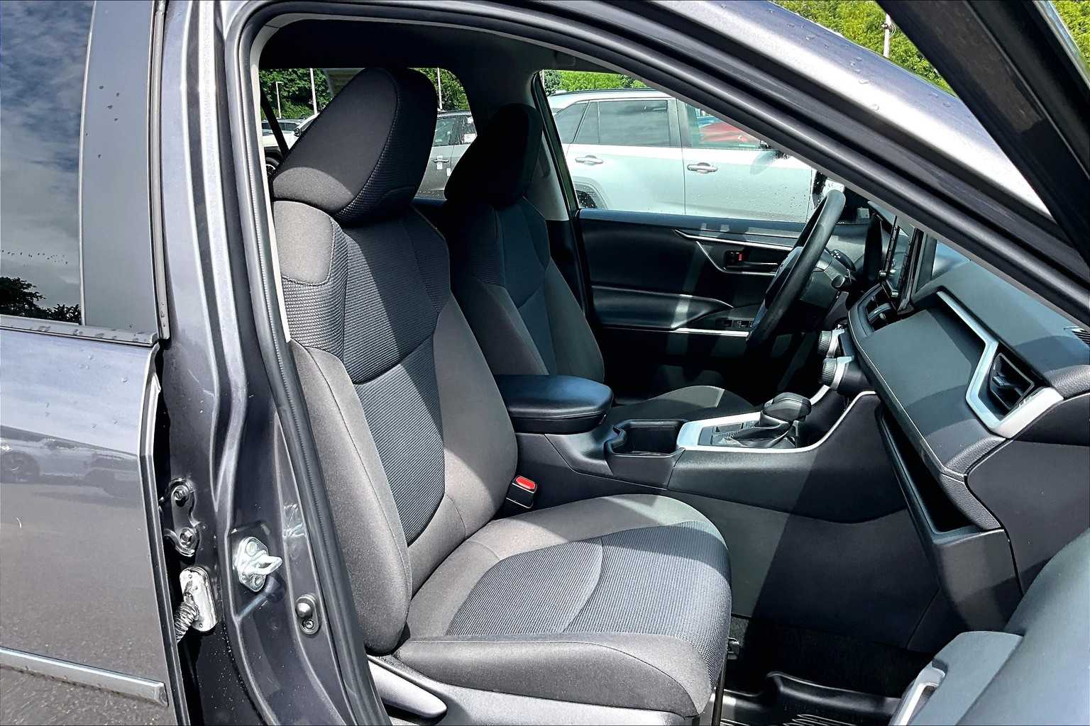 2022 Toyota RAV4 LE - Photo 11