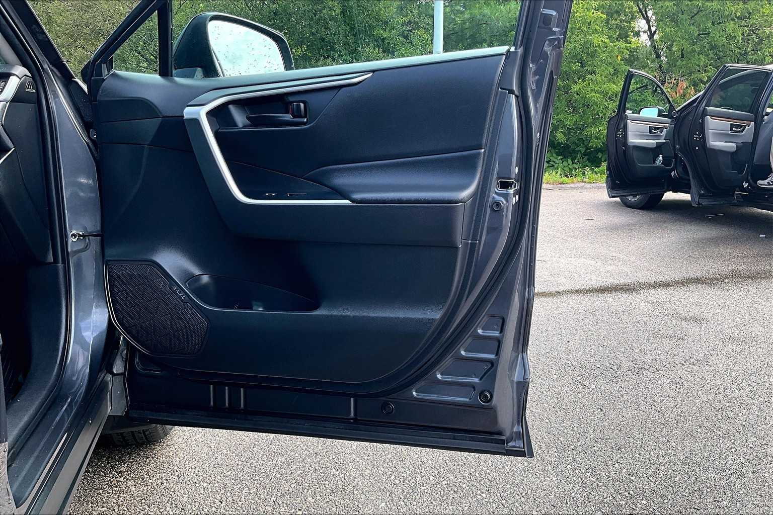 2022 Toyota RAV4 LE - Photo 12