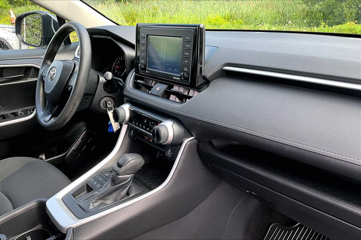 2022 Toyota RAV4 LE - Photo 14