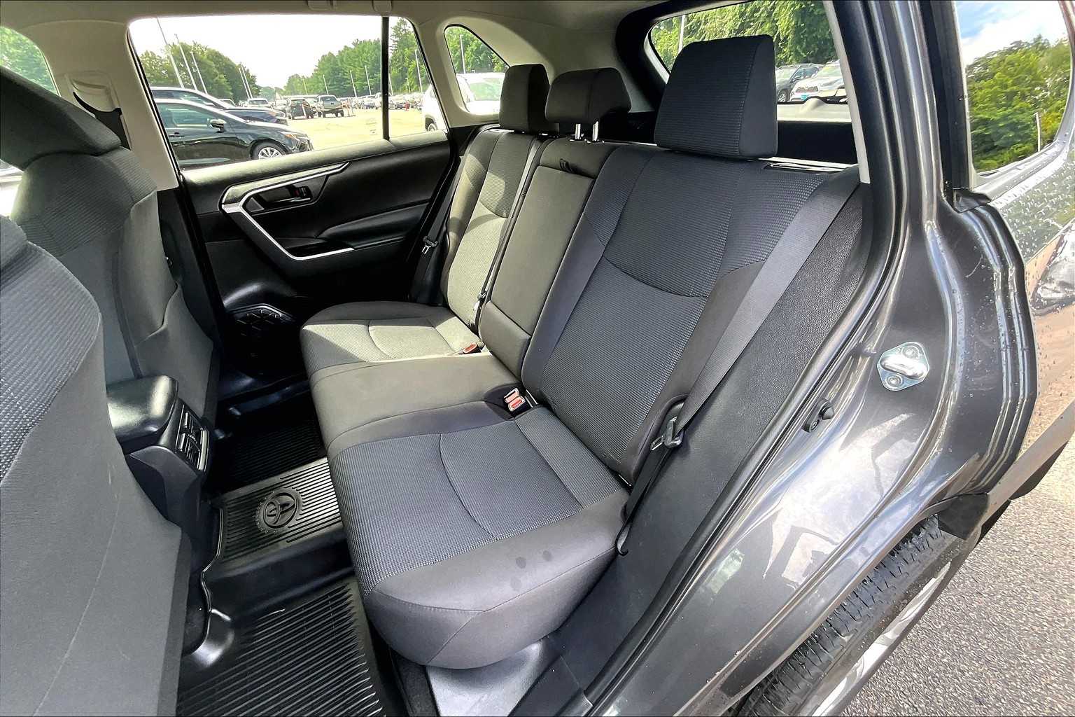 2022 Toyota RAV4 LE - Photo 15