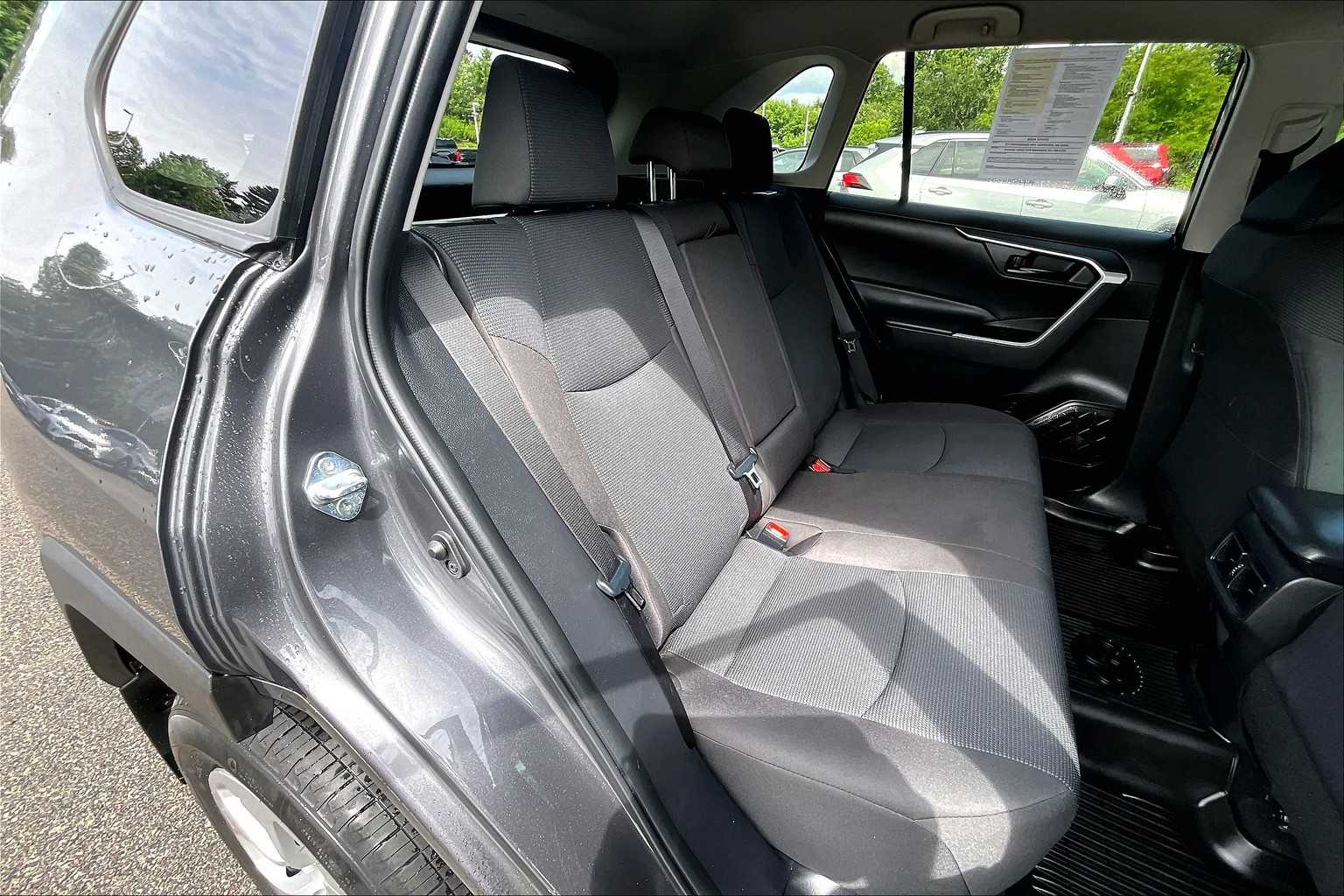 2022 Toyota RAV4 LE - Photo 16