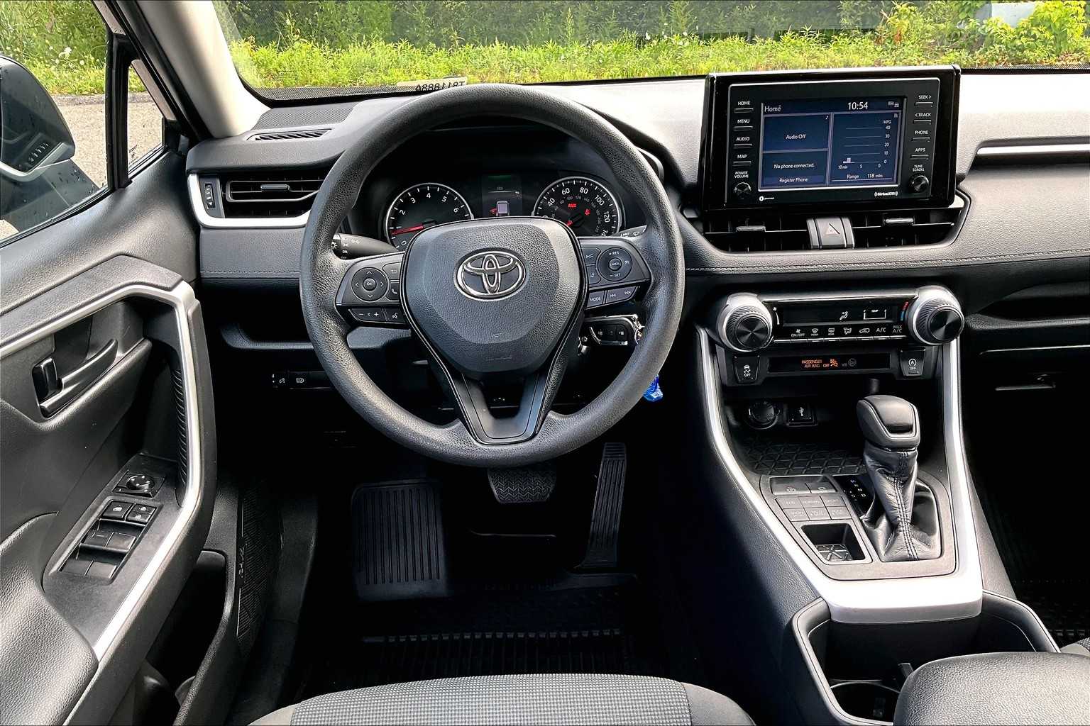 2022 Toyota RAV4 LE - Photo 17