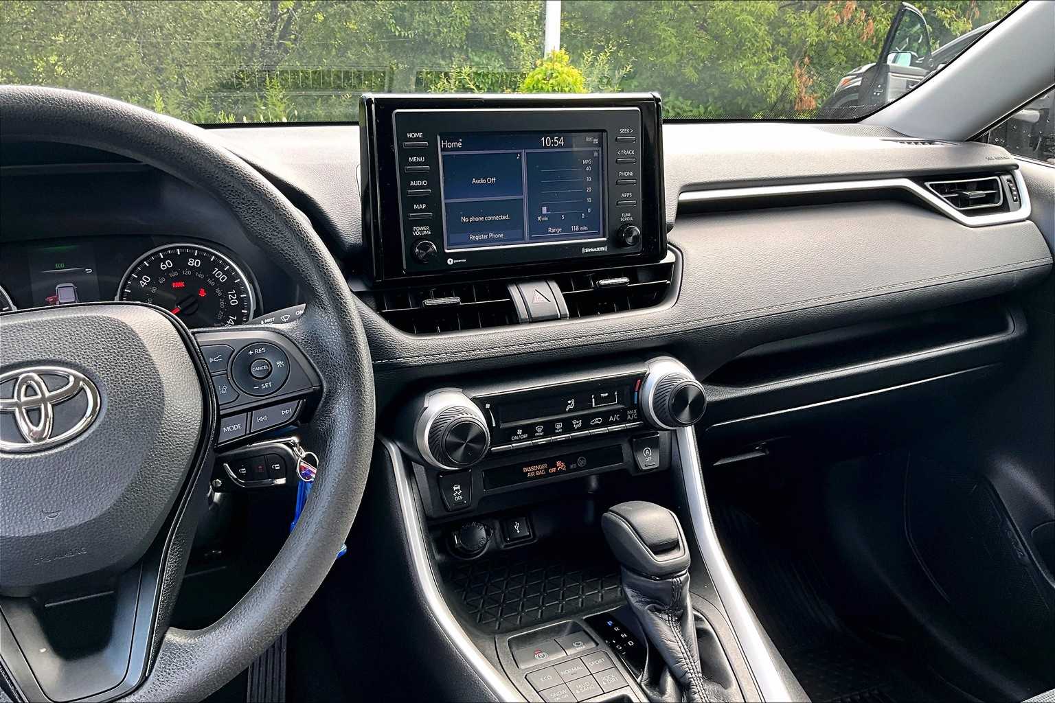 2022 Toyota RAV4 LE - Photo 18