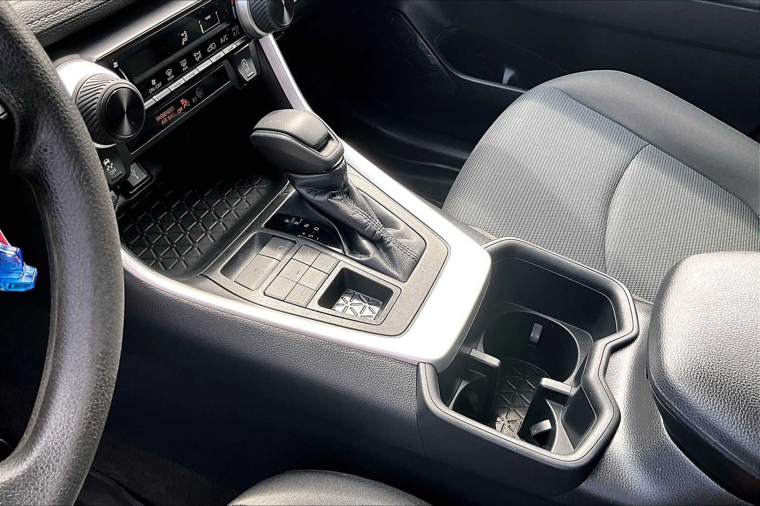 2022 Toyota RAV4 LE - Photo 20