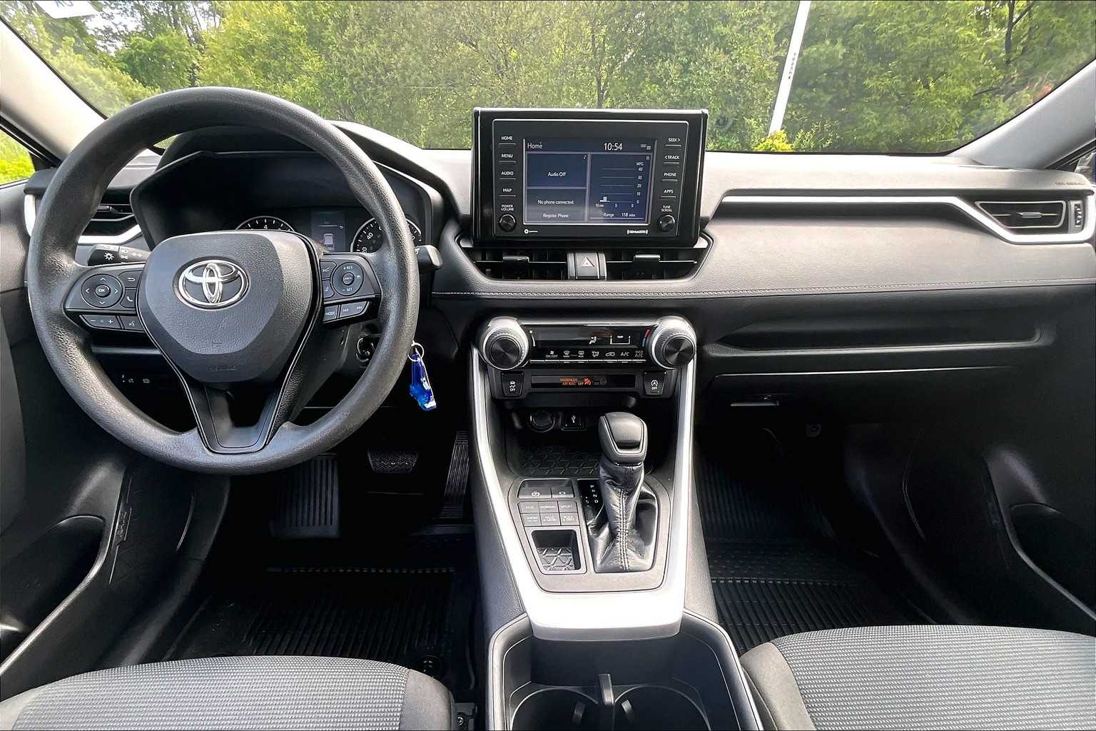 2022 Toyota RAV4 LE - Photo 21