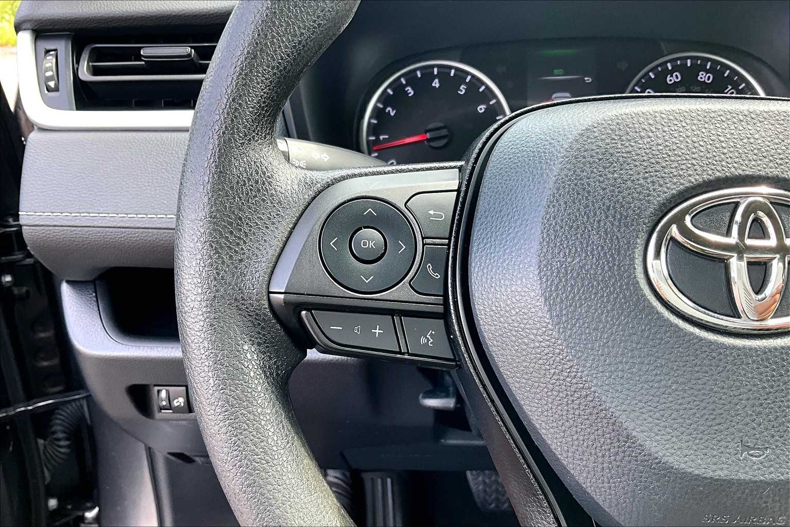 2022 Toyota RAV4 LE - Photo 22
