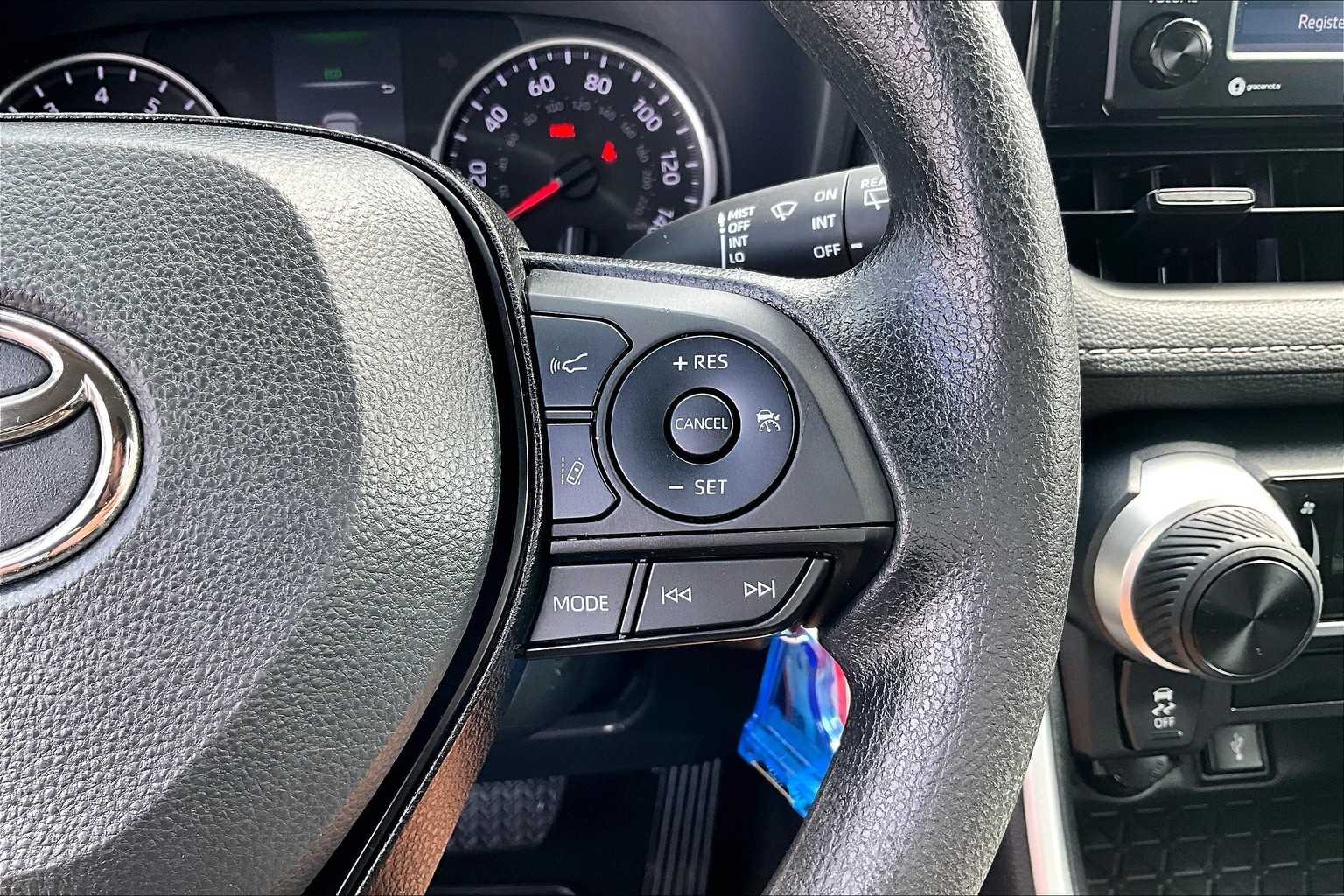 2022 Toyota RAV4 LE - Photo 23