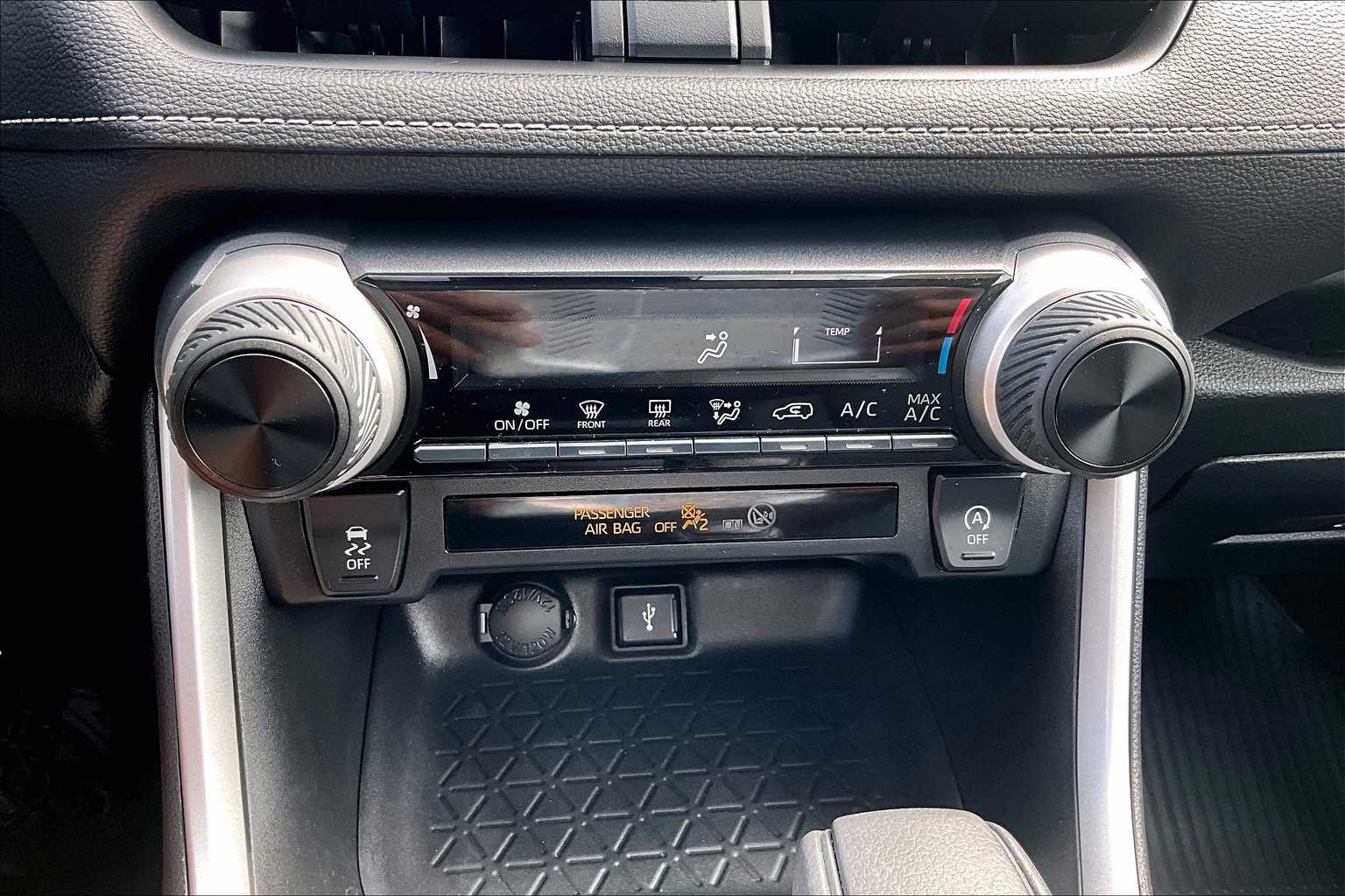2022 Toyota RAV4 LE - Photo 25