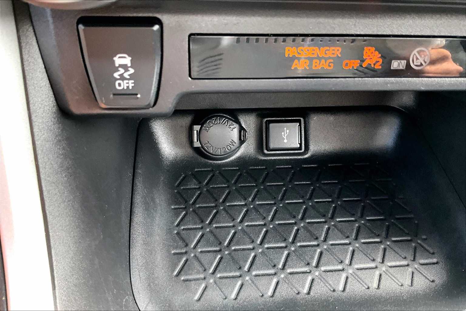 2022 Toyota RAV4 LE - Photo 26