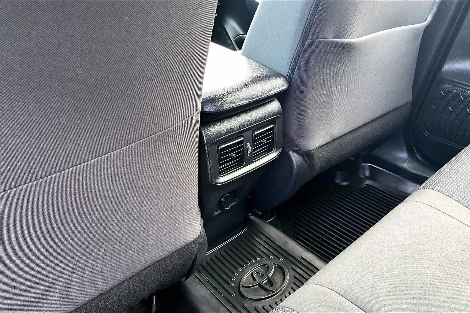 2022 Toyota RAV4 LE - Photo 27