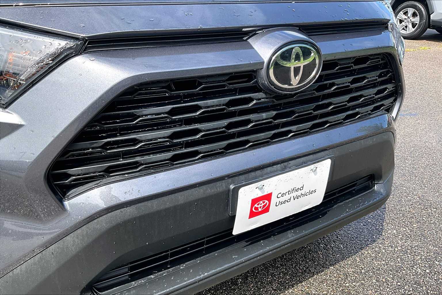 2022 Toyota RAV4 LE - Photo 31