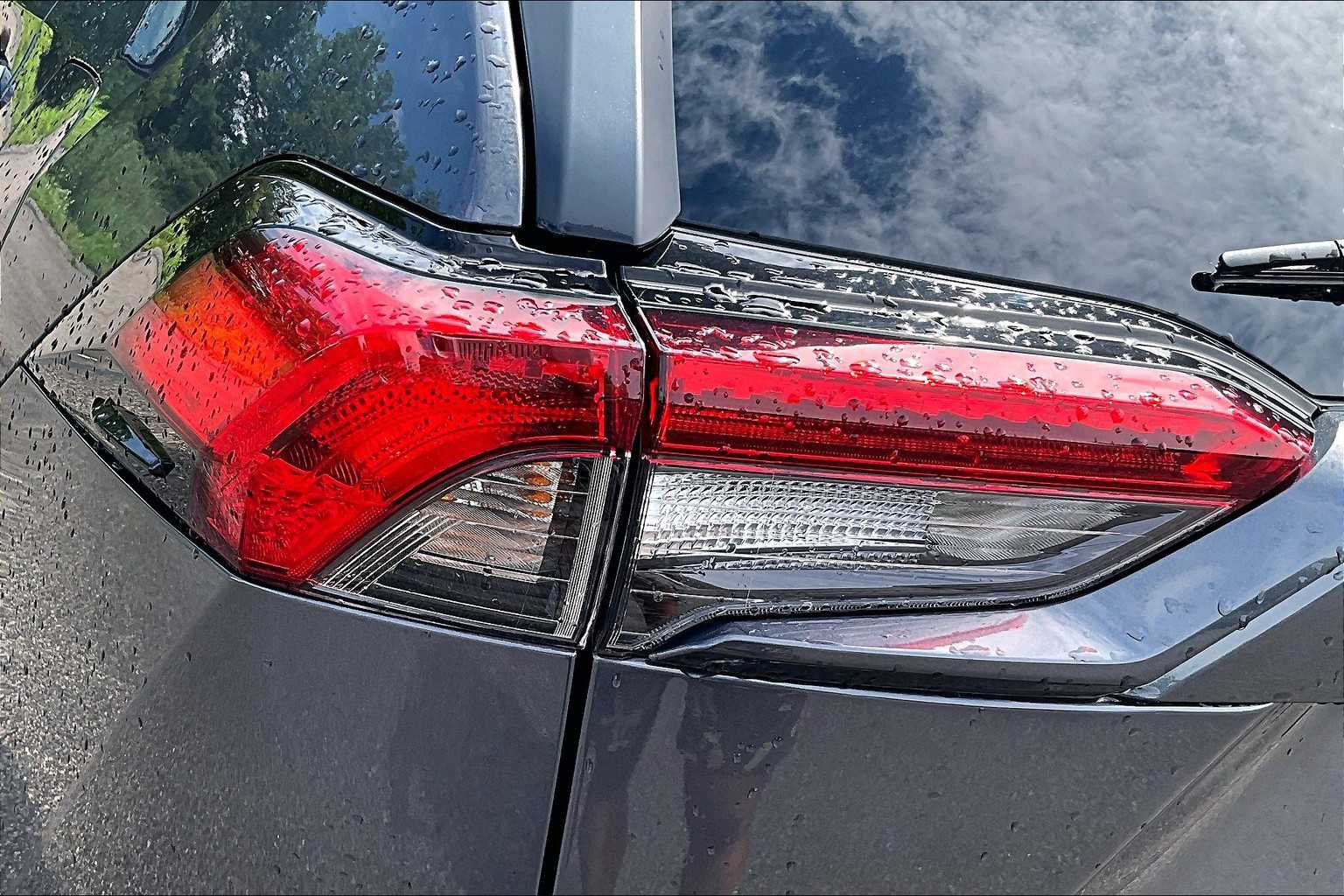 2022 Toyota RAV4 LE - Photo 33