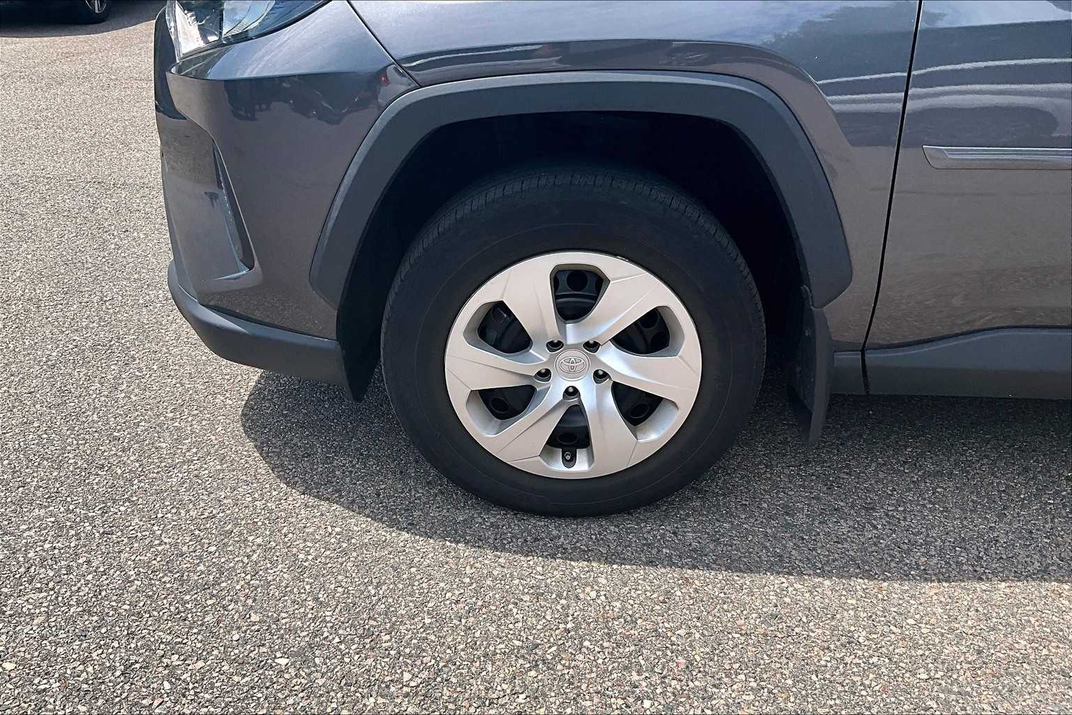 2022 Toyota RAV4 LE - Photo 4