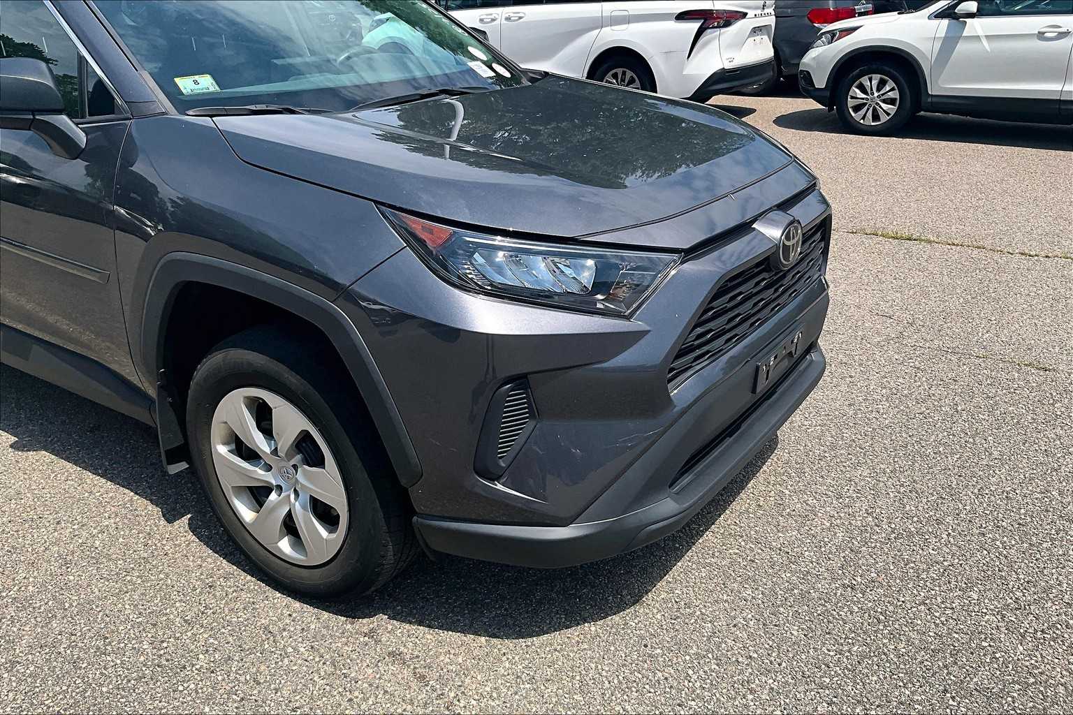 2022 Toyota RAV4 LE - Photo 5