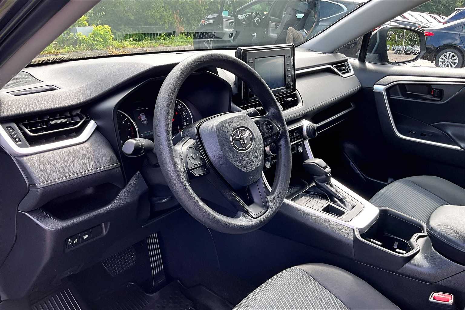 2022 Toyota RAV4 LE - Photo 8