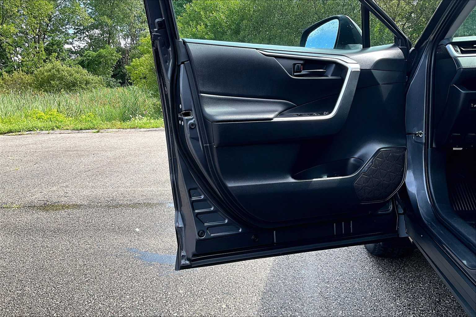 2022 Toyota RAV4 LE - Photo 9