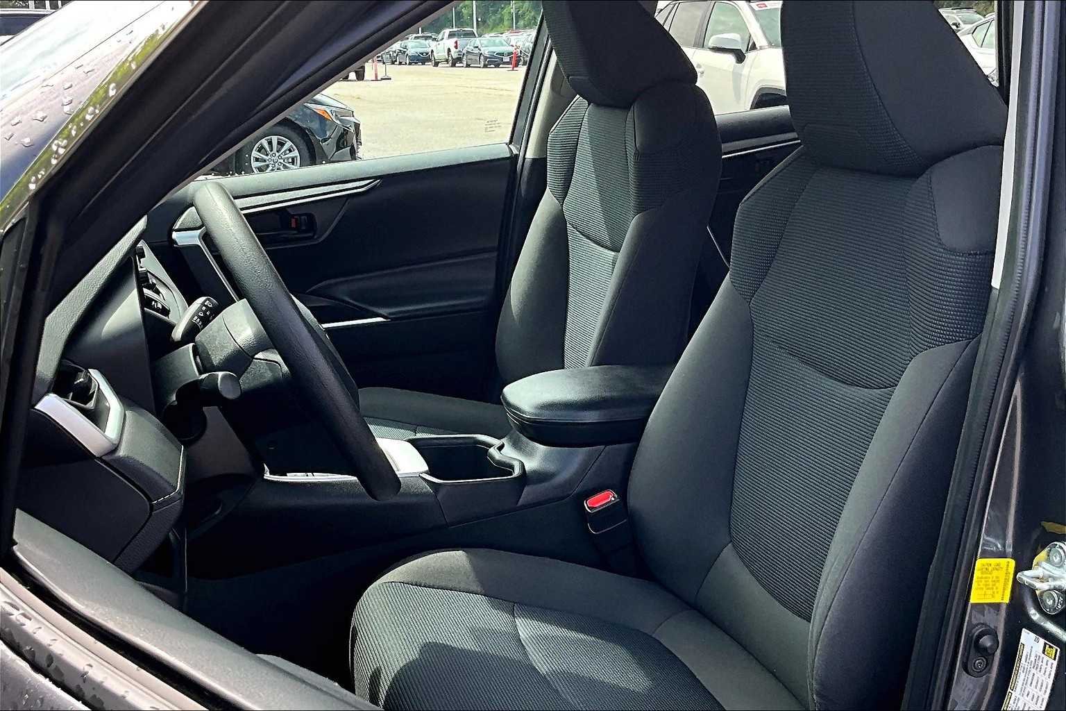 2022 Toyota RAV4 LE - Photo 10