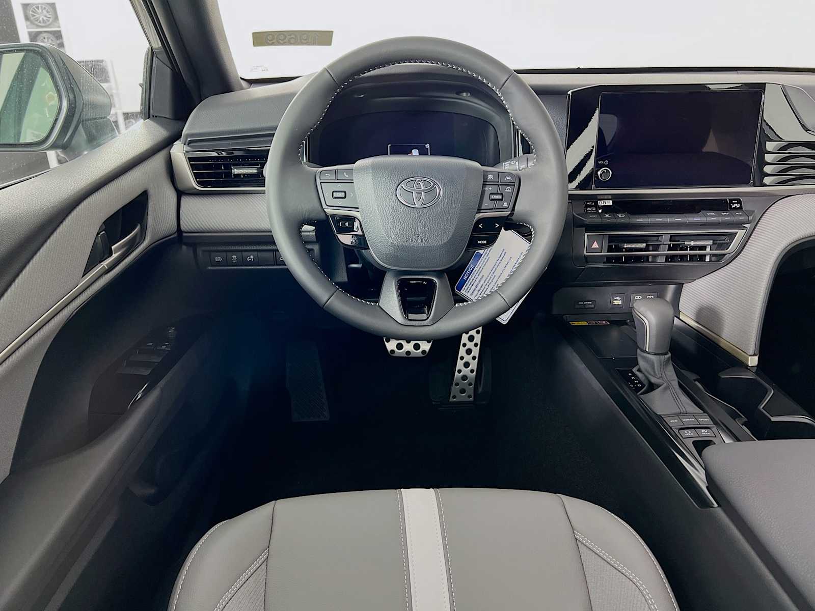 2025 Toyota Camry SE - Photo 15