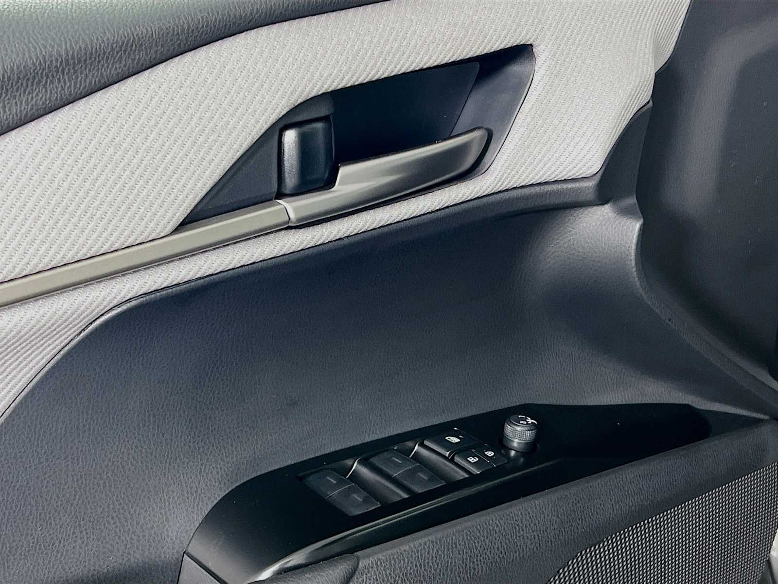 2025 Toyota Camry SE - Photo 16