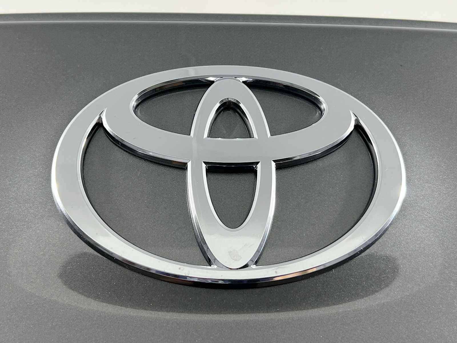 2025 Toyota Camry SE - Photo 18