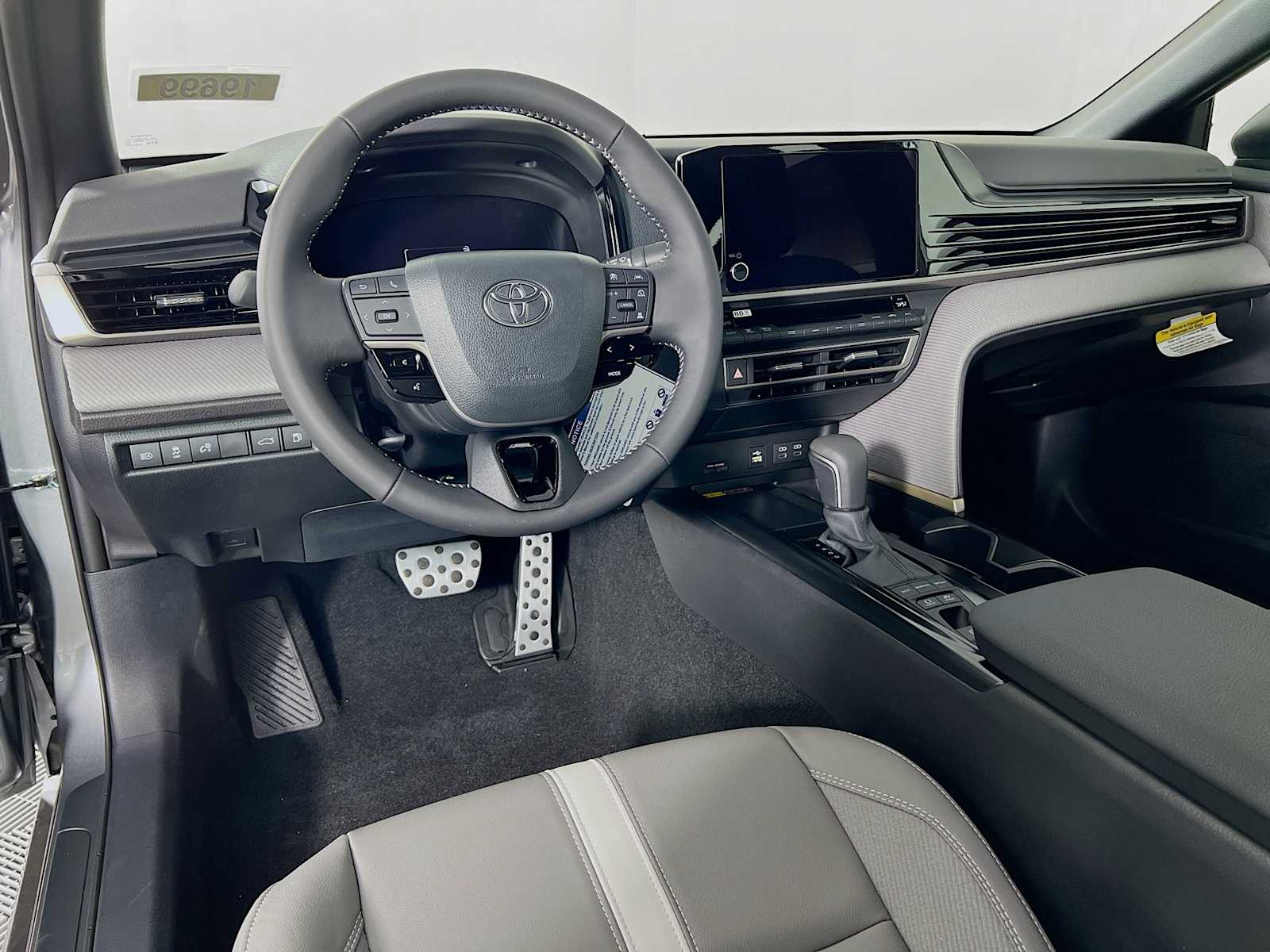 2025 Toyota Camry SE - Photo 6