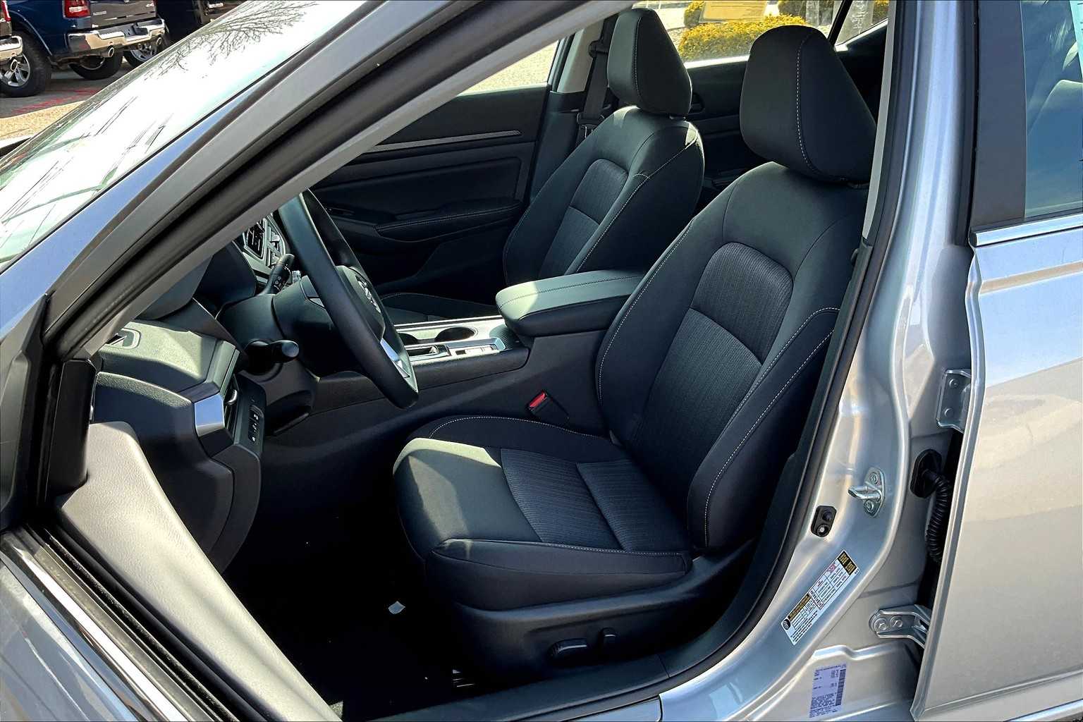 2025 Nissan Altima SV - Photo 11