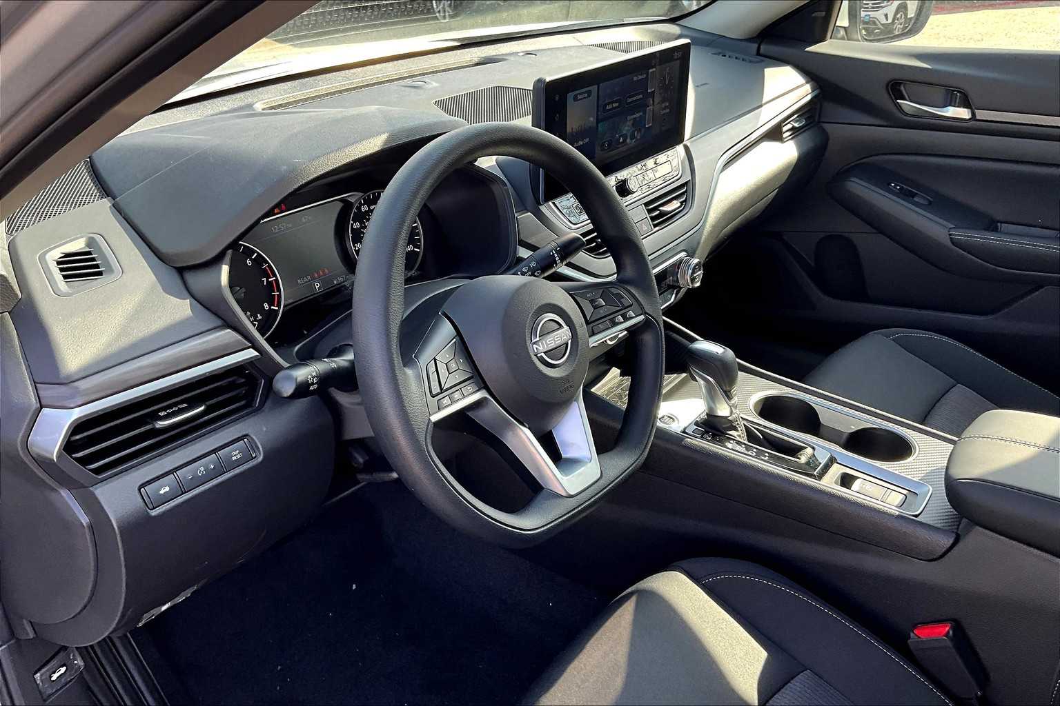 2025 Nissan Altima SV - Photo 9